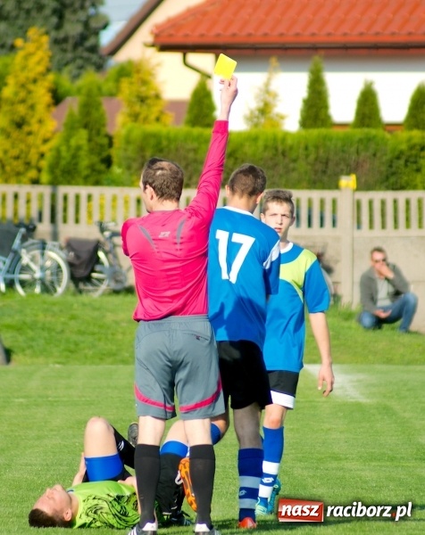 Zdjęcie w galerii na portalu naszraciborz.pl: Kopanina przy Urbana. Jacek Świerczyński zapewnił trzy punkty Studziennej wiadomości z regionu