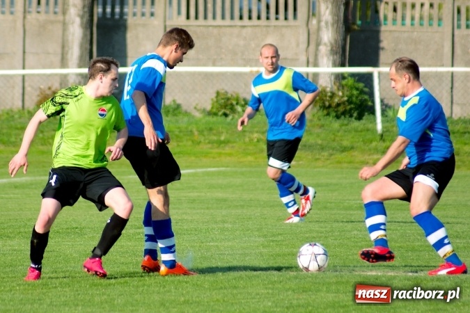 Zdjęcie w galerii na portalu naszraciborz.pl: Kopanina przy Urbana. Jacek Świerczyński zapewnił trzy punkty Studziennej wiadomości z regionu