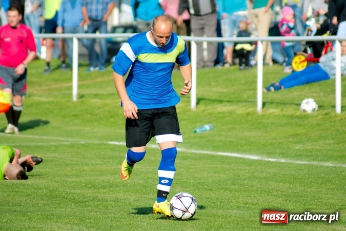 Zdjęcie w galerii na portalu naszraciborz.pl: Kopanina przy Urbana. Jacek Świerczyński zapewnił trzy punkty Studziennej wiadomości z regionu