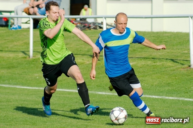 Zdjęcie w galerii na portalu naszraciborz.pl: Kopanina przy Urbana. Jacek Świerczyński zapewnił trzy punkty Studziennej wiadomości z regionu