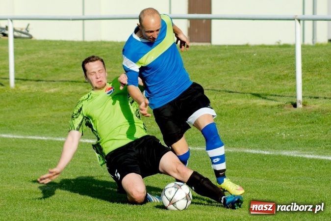 Zdjęcie w galerii na portalu naszraciborz.pl: Kopanina przy Urbana. Jacek Świerczyński zapewnił trzy punkty Studziennej wiadomości z regionu