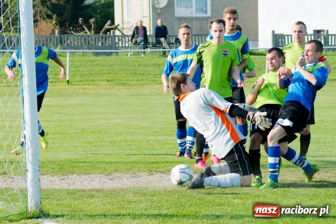 Zdjęcie w galerii na portalu naszraciborz.pl: Kopanina przy Urbana. Jacek Świerczyński zapewnił trzy punkty Studziennej wiadomości z regionu