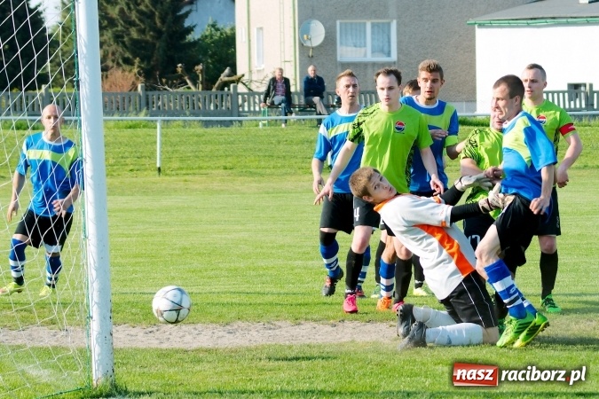 Zdjęcie w galerii na portalu naszraciborz.pl: Kopanina przy Urbana. Jacek Świerczyński zapewnił trzy punkty Studziennej wiadomości z regionu