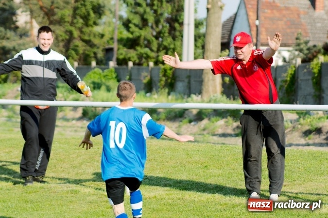 Zdjęcie w galerii na portalu naszraciborz.pl: Kopanina przy Urbana. Jacek Świerczyński zapewnił trzy punkty Studziennej wiadomości z regionu