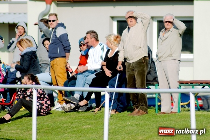 Zdjęcie w galerii na portalu naszraciborz.pl: Kopanina przy Urbana. Jacek Świerczyński zapewnił trzy punkty Studziennej wiadomości z regionu
