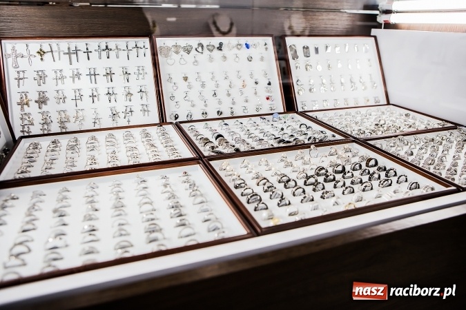 Zdjęcie w galerii na portalu naszraciborz.pl: Cenne, bo rzadkie - czyli rękodzieło ze złota wiadomości z regionu