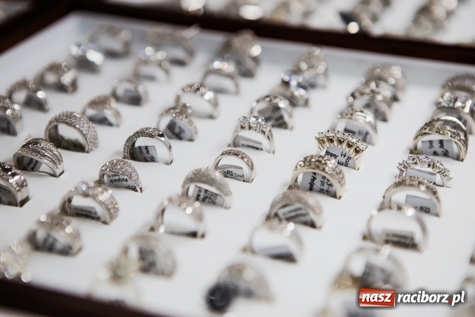 Zdjęcie w galerii na portalu naszraciborz.pl: Cenne, bo rzadkie - czyli rękodzieło ze złota wiadomości z regionu