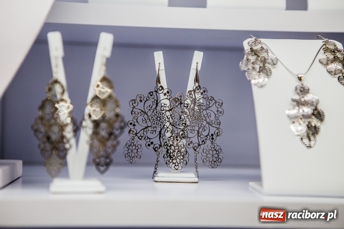 Zdjęcie w galerii na portalu naszraciborz.pl: Cenne, bo rzadkie - czyli rękodzieło ze złota wiadomości z regionu