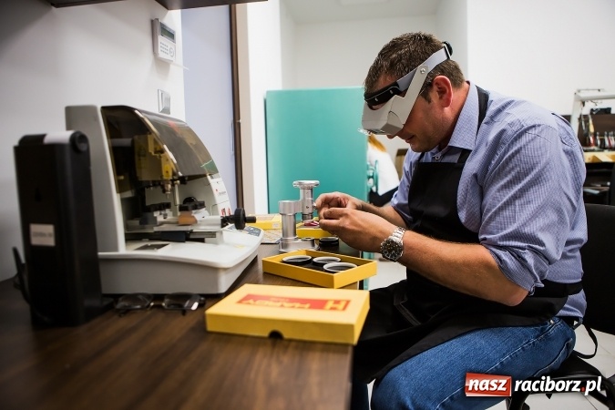 Zdjęcie w galerii na portalu naszraciborz.pl: Cenne, bo rzadkie - czyli rękodzieło ze złota wiadomości z regionu