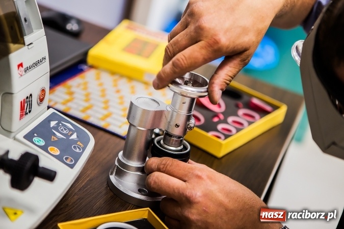 Zdjęcie w galerii na portalu naszraciborz.pl: Cenne, bo rzadkie - czyli rękodzieło ze złota wiadomości z regionu