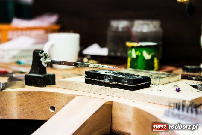 Zdjęcie w galerii na portalu naszraciborz.pl: Cenne, bo rzadkie - czyli rękodzieło ze złota wiadomości z regionu