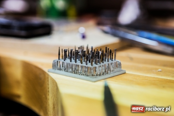 Zdjęcie w galerii na portalu naszraciborz.pl: Cenne, bo rzadkie - czyli rękodzieło ze złota wiadomości z regionu