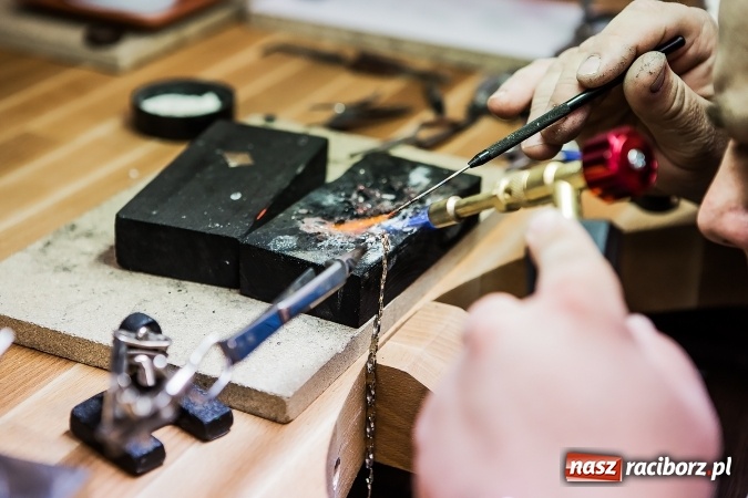 Zdjęcie w galerii na portalu naszraciborz.pl: Cenne, bo rzadkie - czyli rękodzieło ze złota wiadomości z regionu