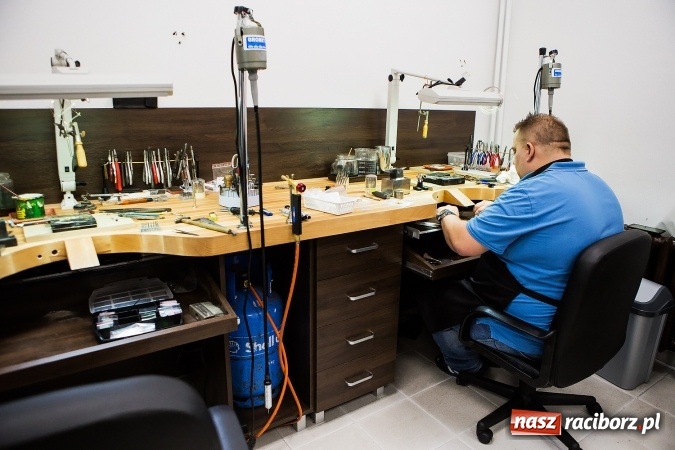 Zdjęcie w galerii na portalu naszraciborz.pl: Cenne, bo rzadkie - czyli rękodzieło ze złota wiadomości z regionu