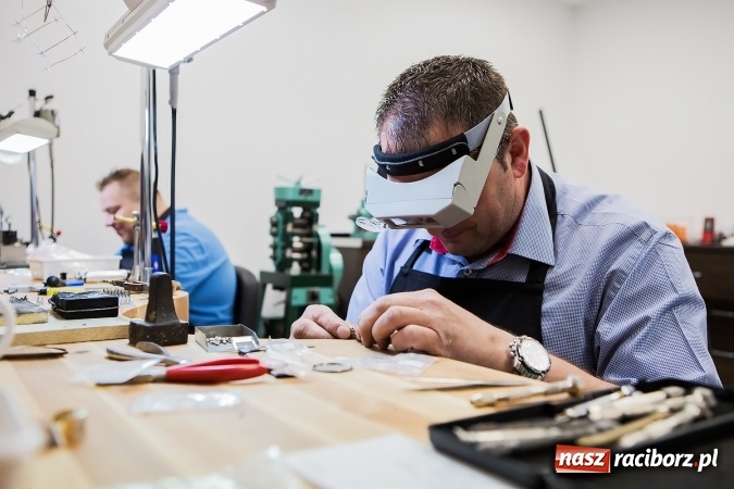 Zdjęcie w galerii na portalu naszraciborz.pl: Cenne, bo rzadkie - czyli rękodzieło ze złota wiadomości z regionu