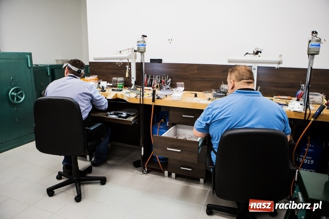 Zdjęcie w galerii na portalu naszraciborz.pl: Cenne, bo rzadkie - czyli rękodzieło ze złota wiadomości z regionu