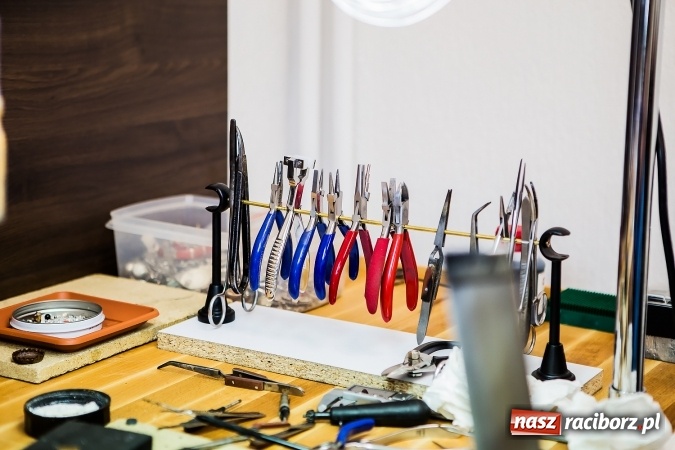 Zdjęcie w galerii na portalu naszraciborz.pl: Cenne, bo rzadkie - czyli rękodzieło ze złota wiadomości z regionu