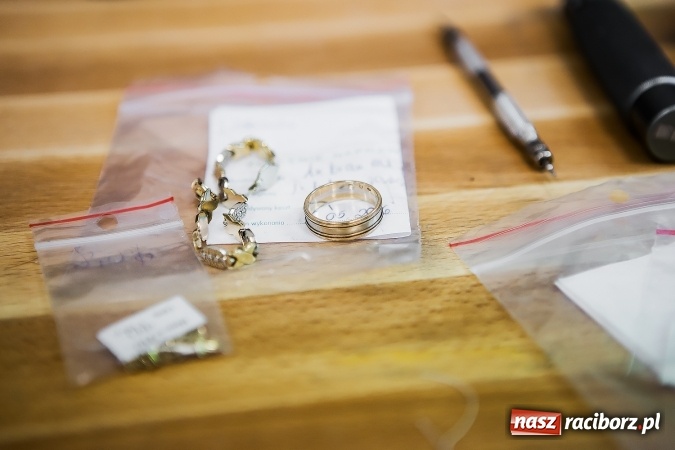 Zdjęcie w galerii na portalu naszraciborz.pl: Cenne, bo rzadkie - czyli rękodzieło ze złota wiadomości z regionu