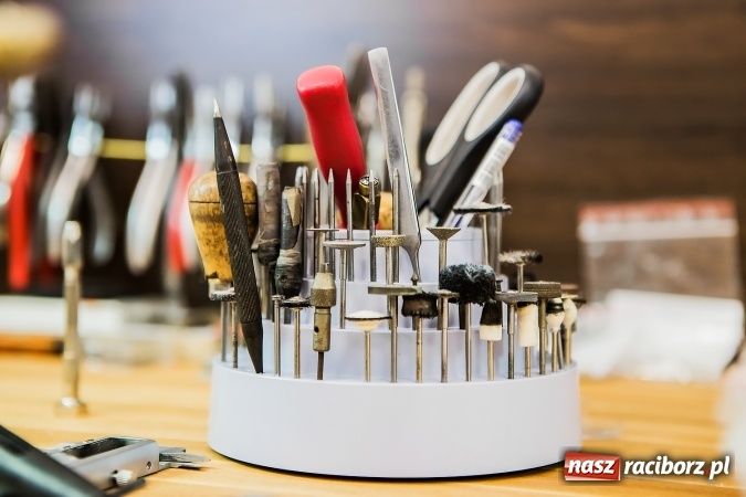 Zdjęcie w galerii na portalu naszraciborz.pl: Cenne, bo rzadkie - czyli rękodzieło ze złota wiadomości z regionu