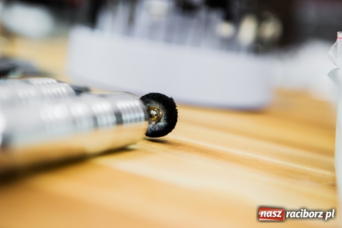 Zdjęcie w galerii na portalu naszraciborz.pl: Cenne, bo rzadkie - czyli rękodzieło ze złota wiadomości z regionu