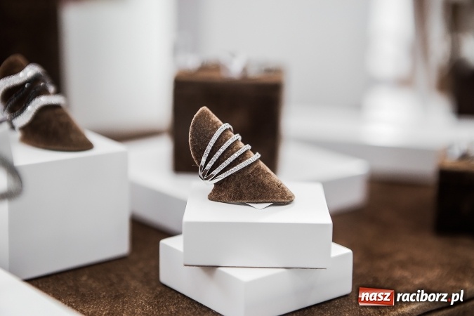 Zdjęcie w galerii na portalu naszraciborz.pl: Cenne, bo rzadkie - czyli rękodzieło ze złota wiadomości z regionu