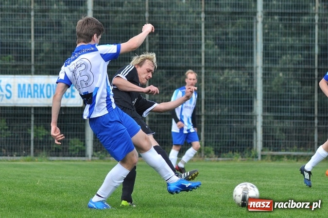 Zdjęcie w galerii na portalu naszraciborz.pl: Gol w doliczonym czasie gry dał trzy punkty Markowicom wiadomości z regionu