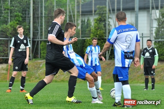 Zdjęcie w galerii na portalu naszraciborz.pl: Gol w doliczonym czasie gry dał trzy punkty Markowicom wiadomości z regionu