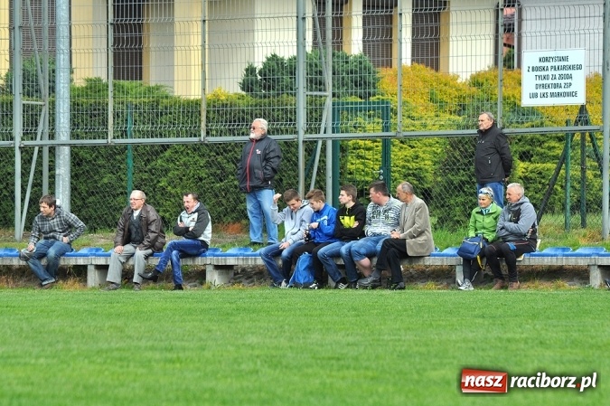 Zdjęcie w galerii na portalu naszraciborz.pl: Gol w doliczonym czasie gry dał trzy punkty Markowicom wiadomości z regionu