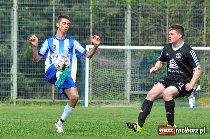 Zdjęcie w galerii na portalu naszraciborz.pl: Gol w doliczonym czasie gry dał trzy punkty Markowicom wiadomości z regionu