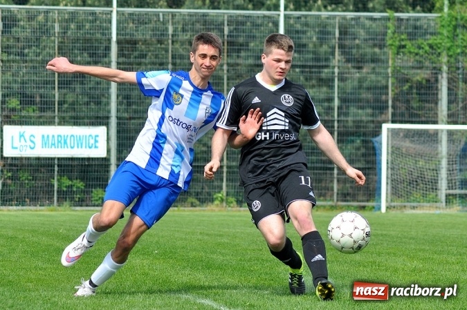 Zdjęcie w galerii na portalu naszraciborz.pl: Gol w doliczonym czasie gry dał trzy punkty Markowicom wiadomości z regionu