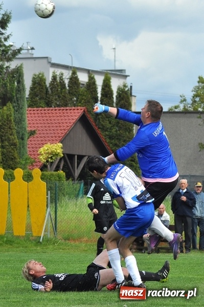 Zdjęcie w galerii na portalu naszraciborz.pl: Gol w doliczonym czasie gry dał trzy punkty Markowicom wiadomości z regionu