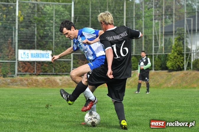 Zdjęcie w galerii na portalu naszraciborz.pl: Gol w doliczonym czasie gry dał trzy punkty Markowicom wiadomości z regionu