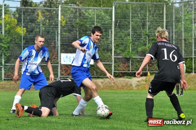 Zdjęcie w galerii na portalu naszraciborz.pl: Gol w doliczonym czasie gry dał trzy punkty Markowicom wiadomości z regionu