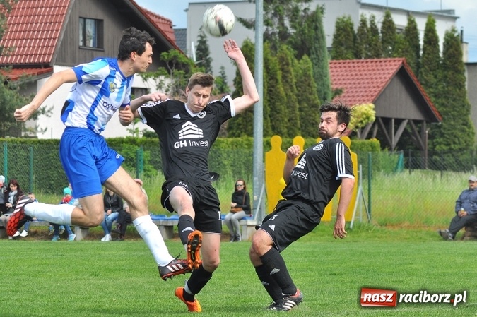 Zdjęcie w galerii na portalu naszraciborz.pl: Gol w doliczonym czasie gry dał trzy punkty Markowicom wiadomości z regionu