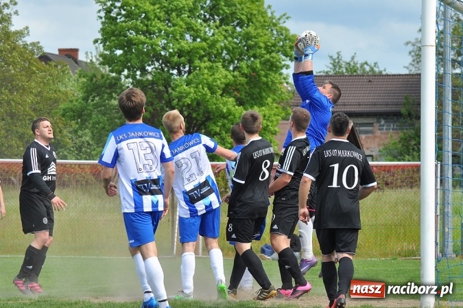Zdjęcie w galerii na portalu naszraciborz.pl: Gol w doliczonym czasie gry dał trzy punkty Markowicom wiadomości z regionu