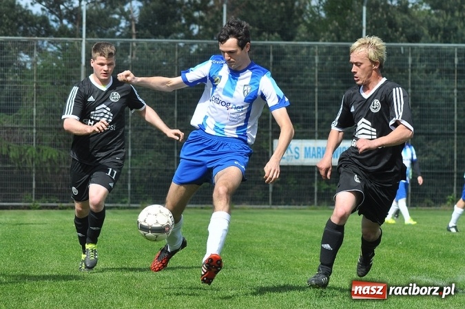 Zdjęcie w galerii na portalu naszraciborz.pl: Gol w doliczonym czasie gry dał trzy punkty Markowicom wiadomości z regionu