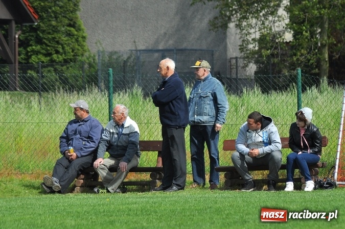 Zdjęcie w galerii na portalu naszraciborz.pl: Gol w doliczonym czasie gry dał trzy punkty Markowicom wiadomości z regionu