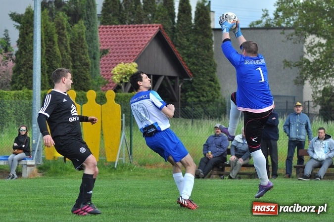 Zdjęcie w galerii na portalu naszraciborz.pl: Gol w doliczonym czasie gry dał trzy punkty Markowicom wiadomości z regionu