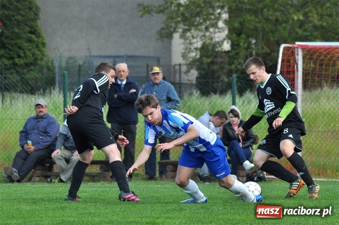 Zdjęcie w galerii na portalu naszraciborz.pl: Gol w doliczonym czasie gry dał trzy punkty Markowicom wiadomości z regionu