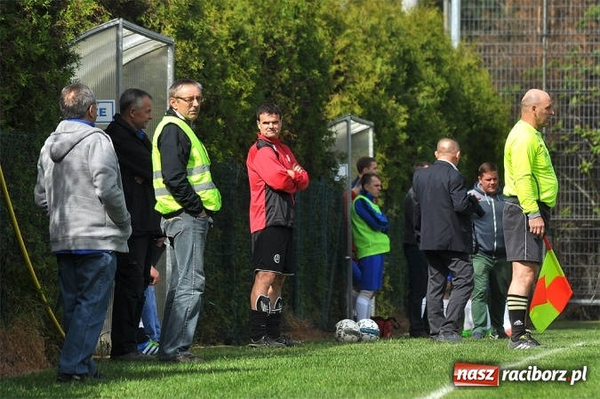 Zdjęcie w galerii na portalu naszraciborz.pl: Gol w doliczonym czasie gry dał trzy punkty Markowicom wiadomości z regionu