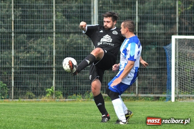 Zdjęcie w galerii na portalu naszraciborz.pl: Gol w doliczonym czasie gry dał trzy punkty Markowicom wiadomości z regionu