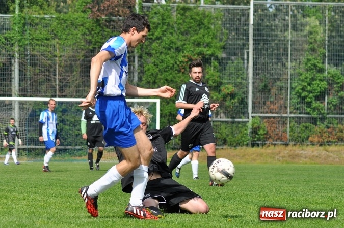 Zdjęcie w galerii na portalu naszraciborz.pl: Gol w doliczonym czasie gry dał trzy punkty Markowicom wiadomości z regionu