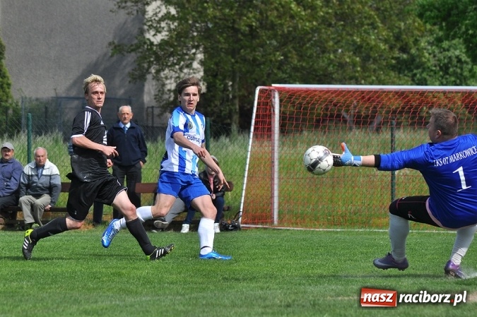 Zdjęcie w galerii na portalu naszraciborz.pl: Gol w doliczonym czasie gry dał trzy punkty Markowicom wiadomości z regionu