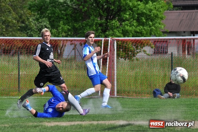 Zdjęcie w galerii na portalu naszraciborz.pl: Gol w doliczonym czasie gry dał trzy punkty Markowicom wiadomości z regionu