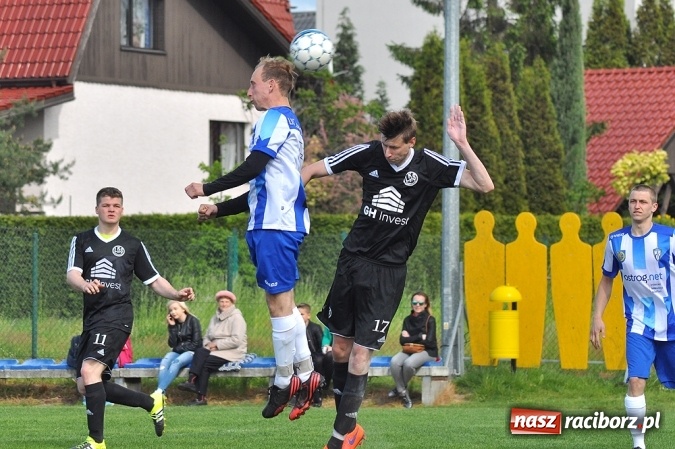 Zdjęcie w galerii na portalu naszraciborz.pl: Gol w doliczonym czasie gry dał trzy punkty Markowicom wiadomości z regionu