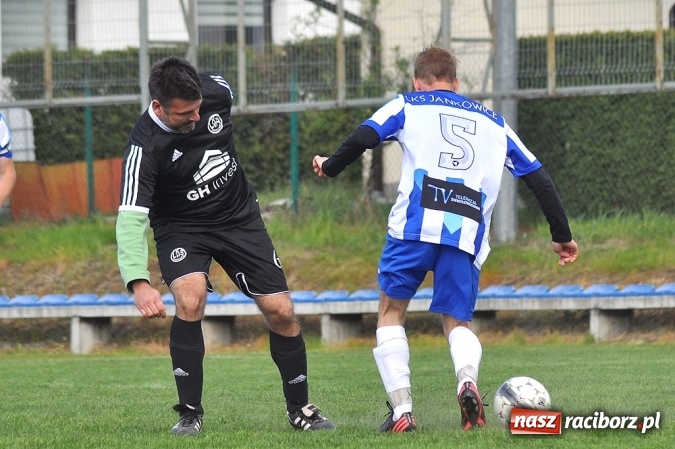 Zdjęcie w galerii na portalu naszraciborz.pl: Gol w doliczonym czasie gry dał trzy punkty Markowicom wiadomości z regionu