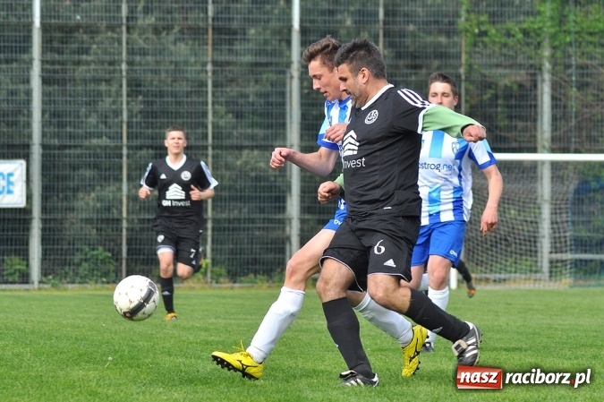 Zdjęcie w galerii na portalu naszraciborz.pl: Gol w doliczonym czasie gry dał trzy punkty Markowicom wiadomości z regionu