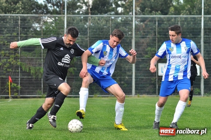 Zdjęcie w galerii na portalu naszraciborz.pl: Gol w doliczonym czasie gry dał trzy punkty Markowicom wiadomości z regionu