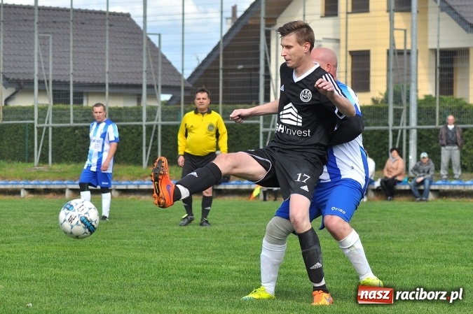 Zdjęcie w galerii na portalu naszraciborz.pl: Gol w doliczonym czasie gry dał trzy punkty Markowicom wiadomości z regionu