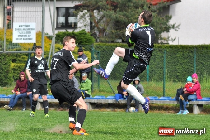 Zdjęcie w galerii na portalu naszraciborz.pl: Gol w doliczonym czasie gry dał trzy punkty Markowicom wiadomości z regionu